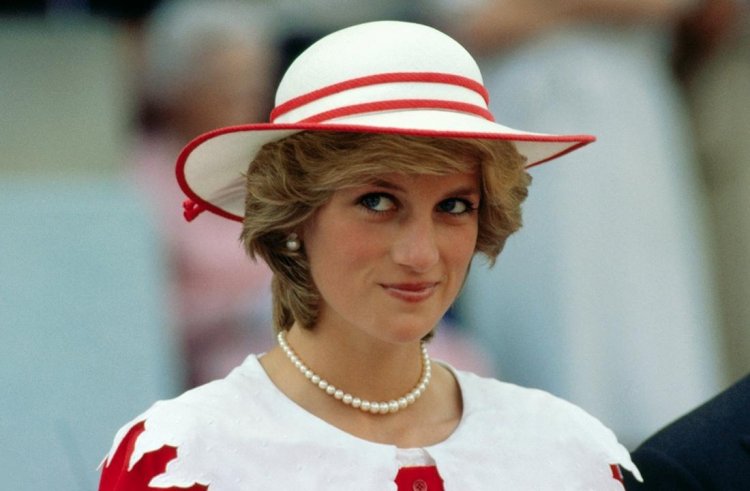 Topless Photo Flashed By UK Newspaper Princess Diana Reacted To It