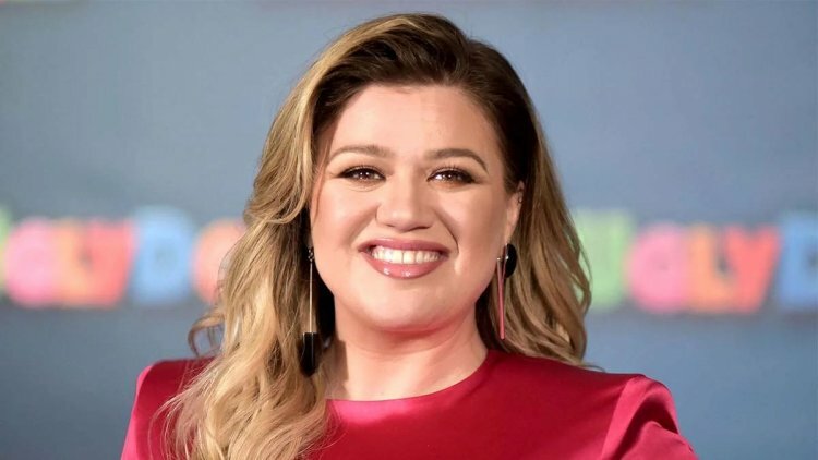 Kelly Clarkson has a message for the womanizers in her Britney Spears cover: Watch