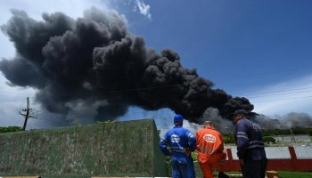 The worst fire in Cuba's history!  The oil depot  is brought fire  under control after five days