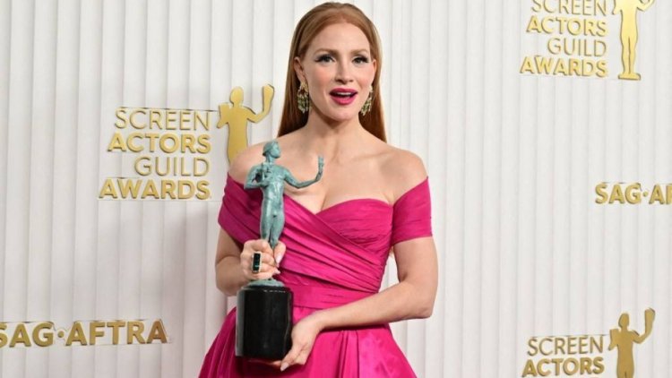 The 2023 Sag Awards Saw Jessica Chastain Fall Onto Stage Factswow