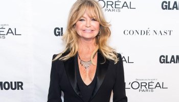 'Everyone Is Watching' Goldie Hawn Dances The Cha Cha Slide With Fans